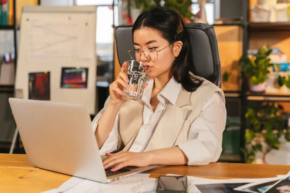 pekerja kantor minum air putih
